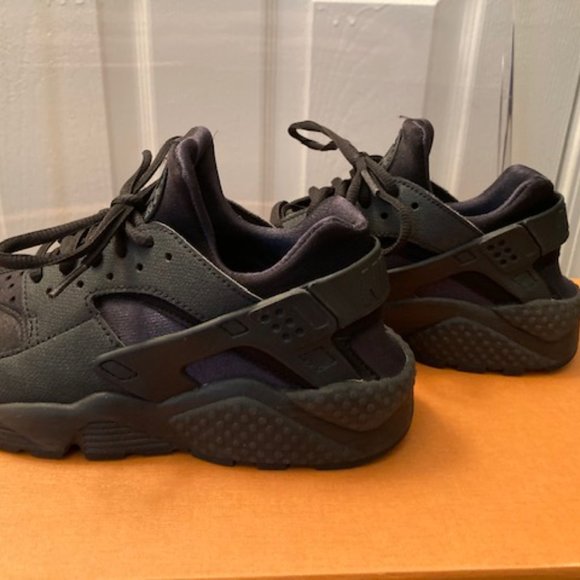 NIKE Air Huarache in Black - Picture 4 of 5